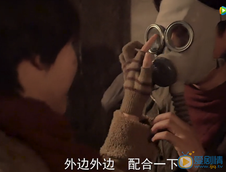 鬼吹灯之精绝古城将播 靳东戴防毒面具变&ldquo;大眼萌东&rdquo;
