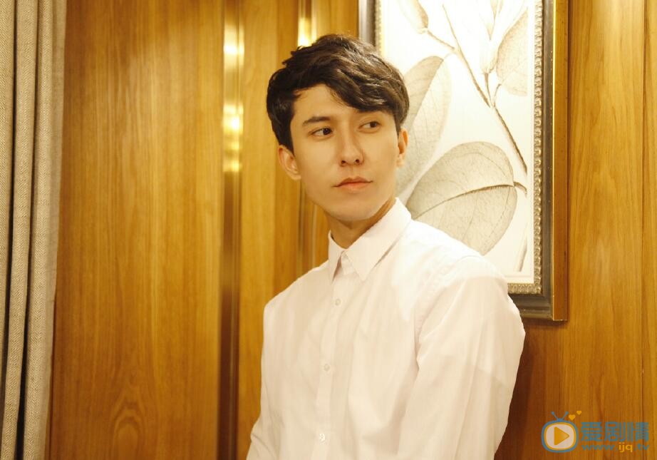 西尔扎提白衣少年 西尔扎提高清写真_西尔扎提高清剧照