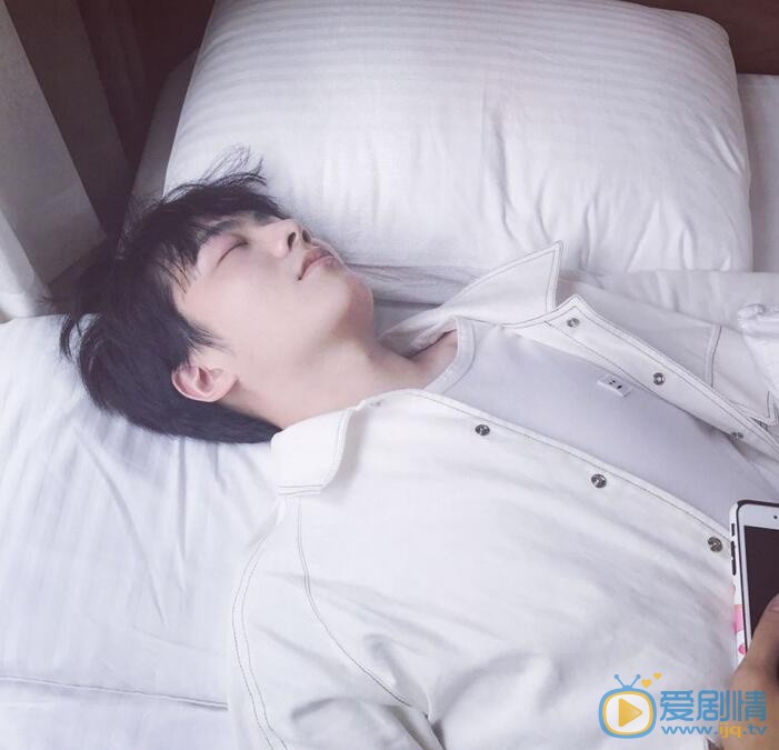 姚望白衣少年 姚望高清写真_姚望高清剧照