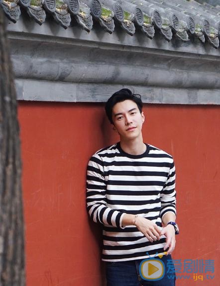 王冠逸街拍写真 王冠逸高清写真_王冠逸高清剧照