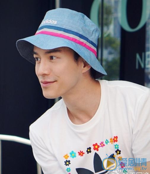 王冠逸街拍写真 王冠逸高清写真_王冠逸高清剧照