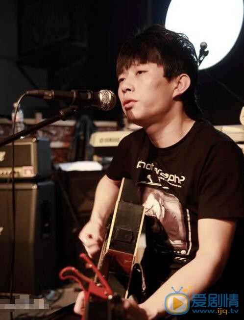 赵雷唱歌演出照 赵雷高清写真_赵雷高清剧照