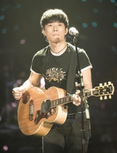 歌手赵雷谈成名：生活没改变 开心做音乐就好