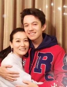 歌手台下互动多 迪玛希谭晶共度佳节学包饺子