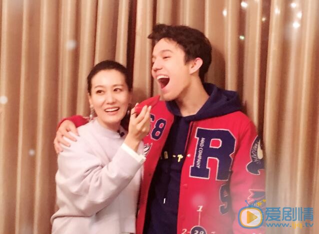 歌手台下互动多 迪玛希谭晶共度佳节学包饺子