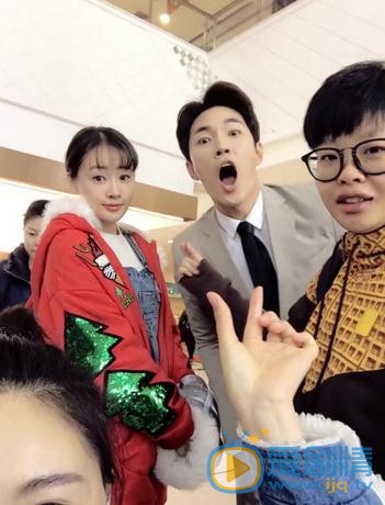 贾舒涵与人合照 贾舒涵高清写真_贾舒涵高清剧照