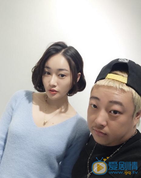 贾舒涵与人合照 贾舒涵高清写真_贾舒涵高清剧照
