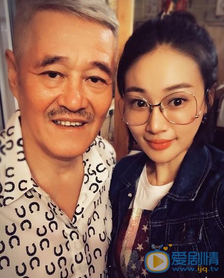 贾舒涵与人合照 贾舒涵高清写真_贾舒涵高清剧照