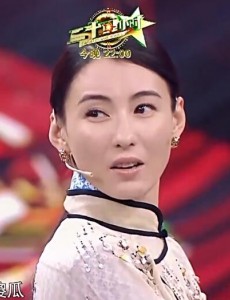 王牌对王牌张柏芝重现《喜剧之王》经典片段时的背景音乐是什么？