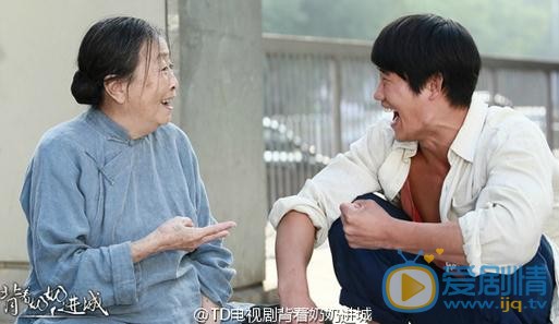 谢孟伟《背着奶奶进诚》剧照 谢孟伟高清写真_谢孟伟高清剧照