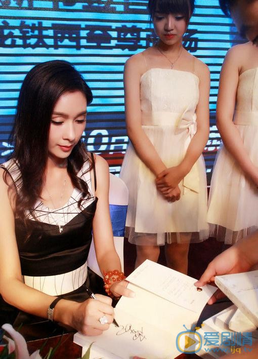 杨恭如《我和斐济有个约会》签售会 杨恭如高清写真_杨恭如高清剧照