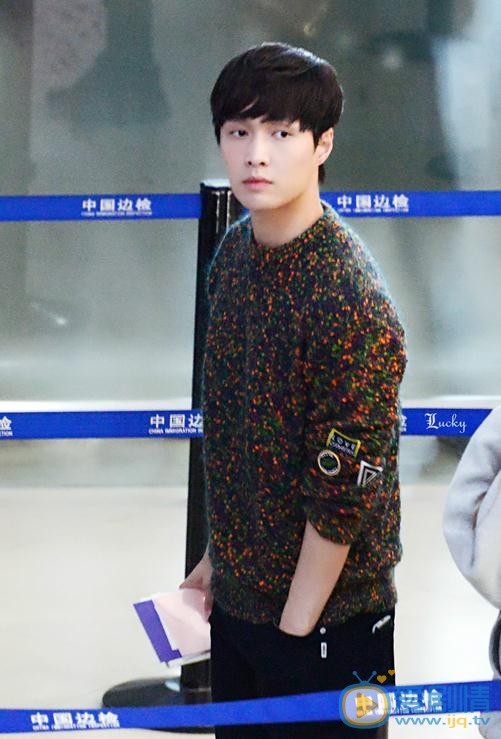 张艺兴机场照 张艺兴高清写真_张艺兴高清剧照