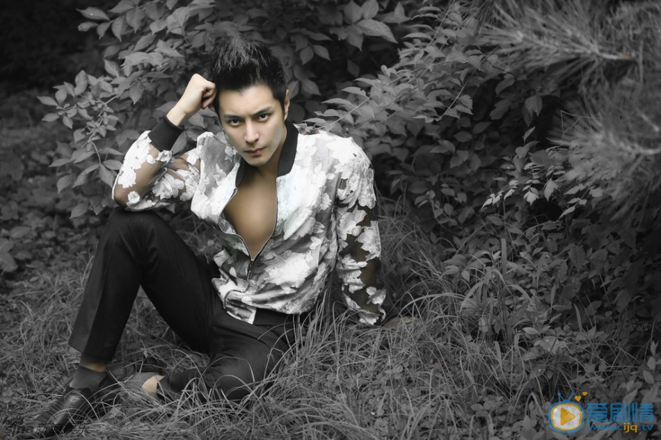 杜俊泽时尚魅力街拍照 杜俊泽俊秀 内地小生杜俊泽秋意写真曝光，穿透视装秀肌肉线条，散发立秋的浓意与浪漫迷情，清新风格让人心旷神怡。