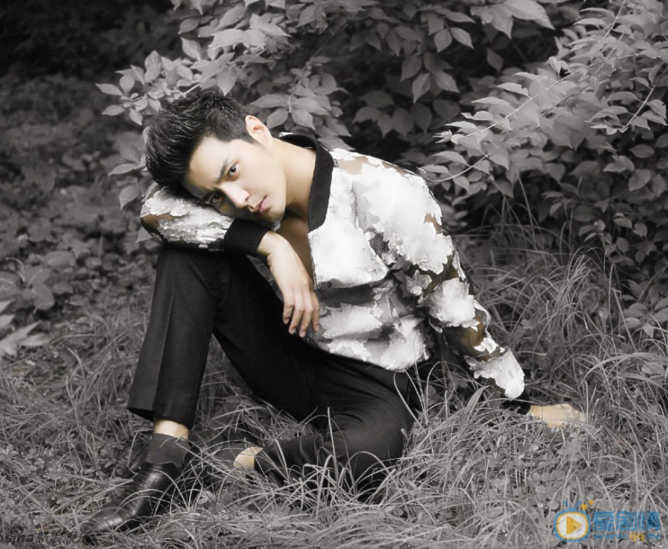 杜俊泽时尚魅力街拍照 杜俊泽帅气 内地小生杜俊泽秋意写真曝光，穿透视装秀肌肉线条，散发立秋的浓意与浪漫迷情，清新风格让人心旷神怡。