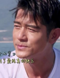 我们十七岁郭富城教导演组跳舞时的背景音乐是什么？是郭富城的歌吗？
