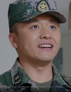 热血尖兵班长麻人杰手臂怎么断了？麻人杰手臂是怎么断的？