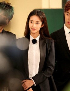 二十四小时时空水手上演西装杀，女保镖张蓝心颖儿太帅气了！
