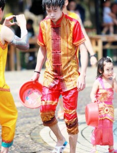 放开我北鼻路透照：易烊千玺云南上演湿身“诱惑”！
