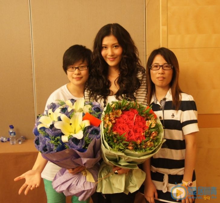 李彩桦和粉丝合照 李彩桦高清写真_李彩桦高清剧照