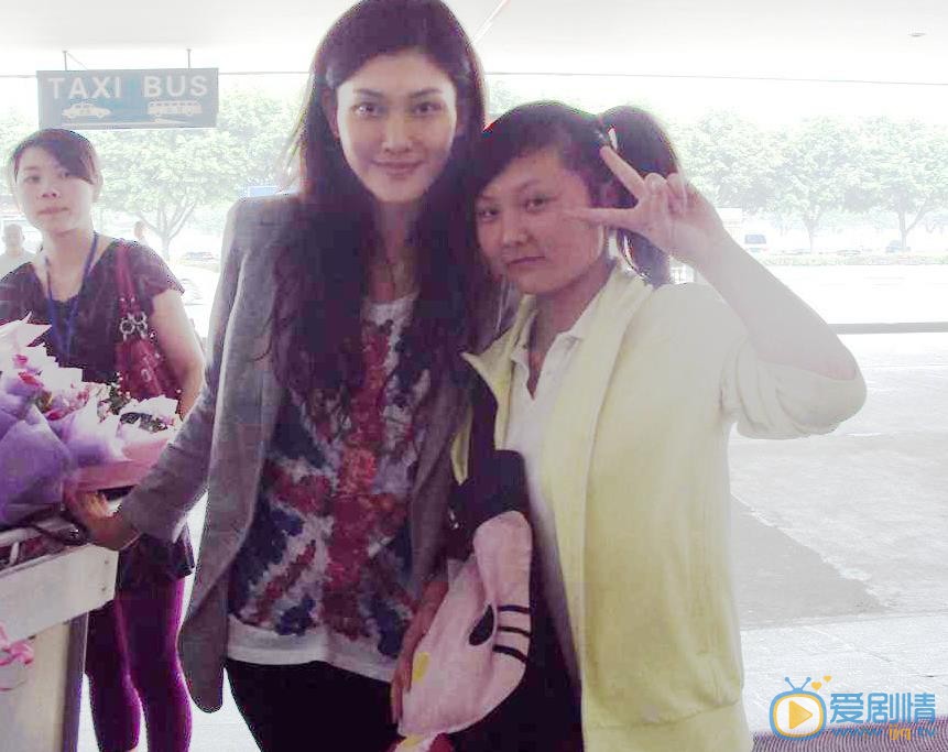 李彩桦和粉丝合照 李彩桦高清写真_李彩桦高清剧照
