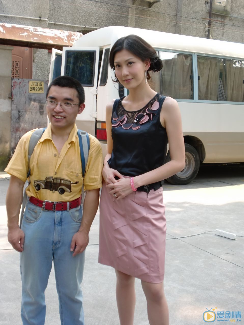 李彩桦和粉丝合照 李彩桦高清写真_李彩桦高清剧照