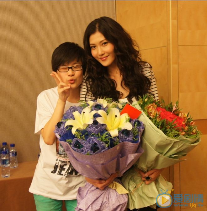 李彩桦和粉丝合照 李彩桦高清写真_李彩桦高清剧照