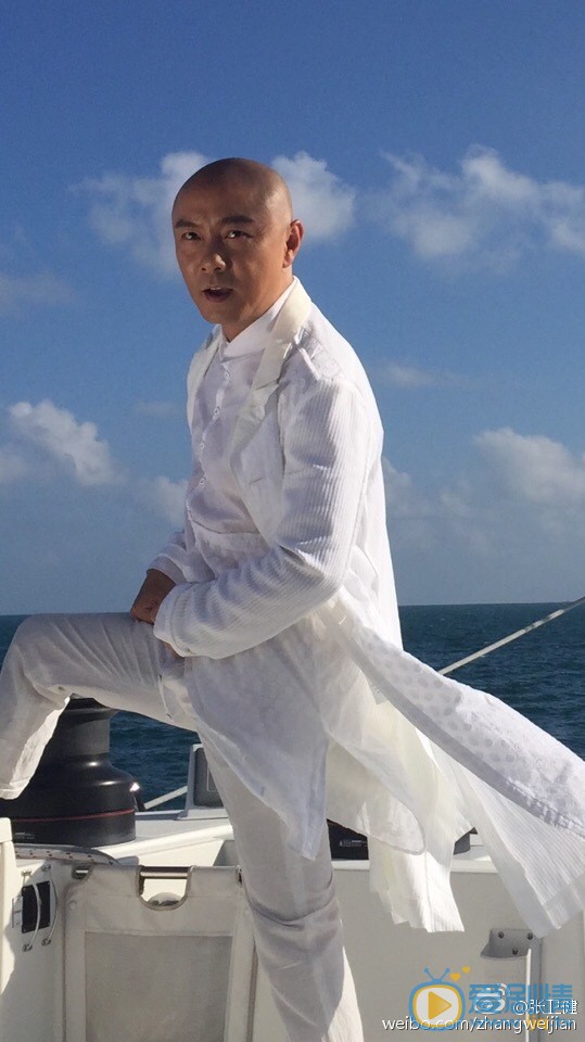 张卫健时尚街拍照 张卫健高清写真_张卫健高清剧照