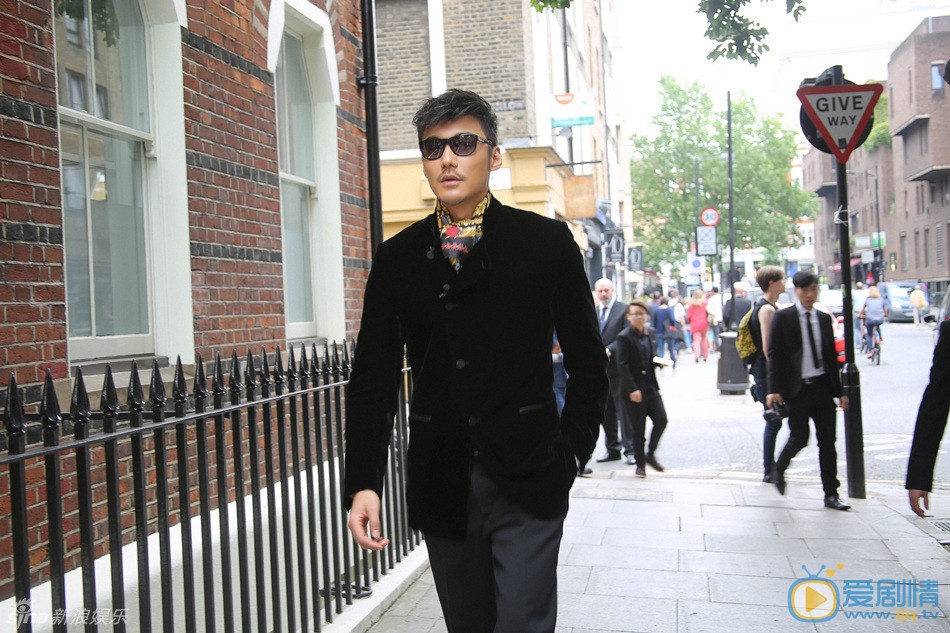 胡兵绅士街拍大片 胡兵高清写真_胡兵高清剧照