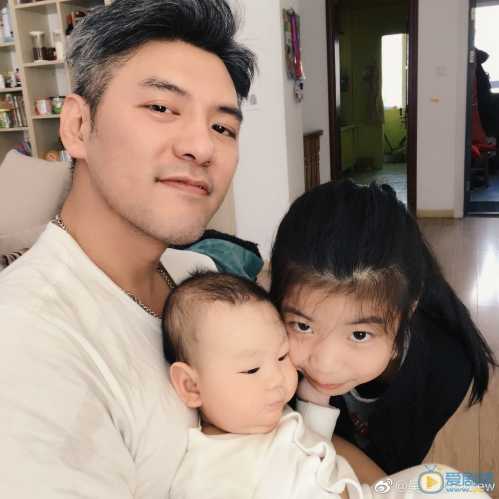 吴卓翰全家福 吴卓翰高清写真_吴卓翰高清剧照