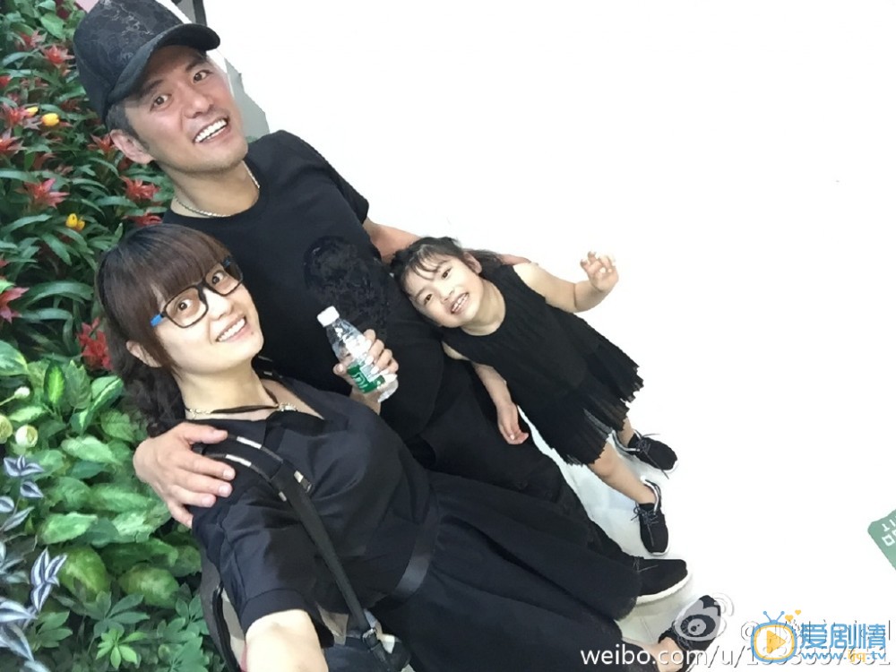 吴卓翰全家福 吴卓翰高清写真_吴卓翰高清剧照