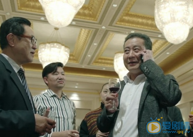  人民的名义给丁义诊打电话通风报信的人是谁？丁义诊贪污幕后指使人是谁？