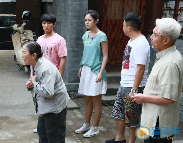 任容萱《背着奶奶进城》剧照 任容萱高清写真_任容萱高清剧照