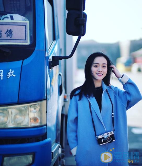 何泓姗清新街拍写真 何泓姗高清写真_何泓姗高清剧照