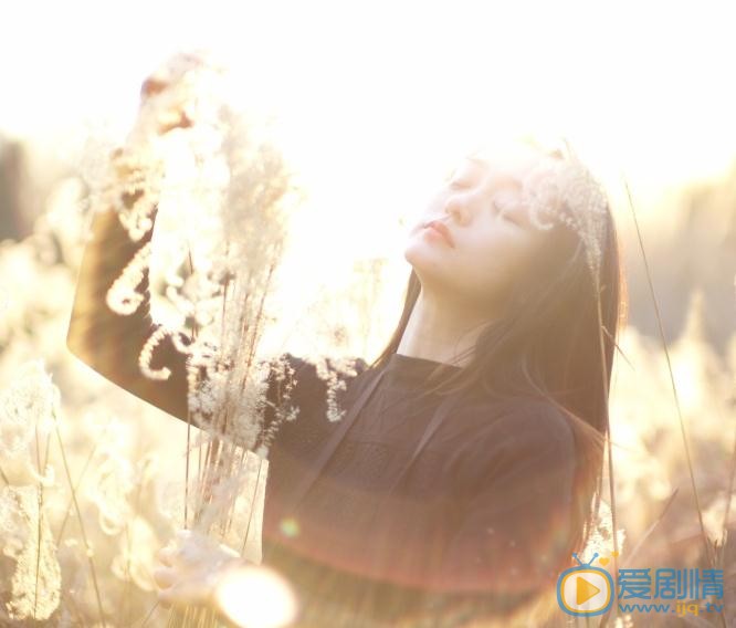 何泓姗清新街拍写真 何泓姗高清写真_何泓姗高清剧照