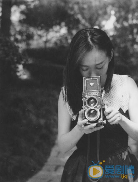 何泓姗复古街拍写真 何泓姗高清写真_何泓姗高清剧照