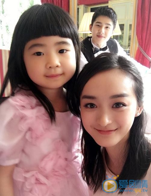 何泓姗参加婚礼照 何泓姗高清写真_何泓姗高清剧照
