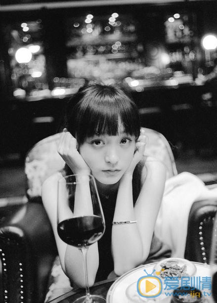 何泓姗复古街拍写真 何泓姗高清写真_何泓姗高清剧照