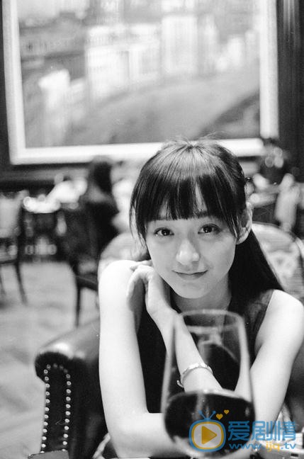 何泓姗复古街拍写真 何泓姗高清写真_何泓姗高清剧照
