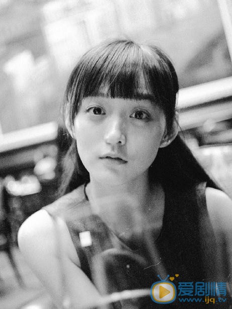 何泓姗复古街拍写真 何泓姗高清写真_何泓姗高清剧照