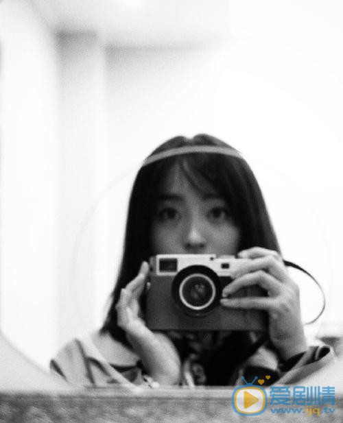 何泓姗复古街拍写真 何泓姗高清写真_何泓姗高清剧照