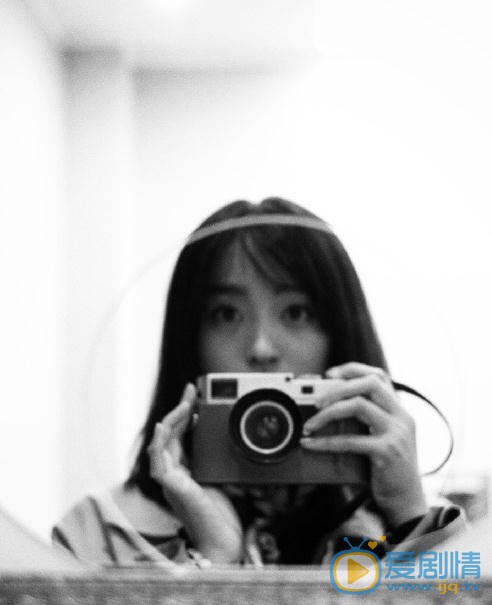 何泓姗复古街拍写真 何泓姗高清写真_何泓姗高清剧照