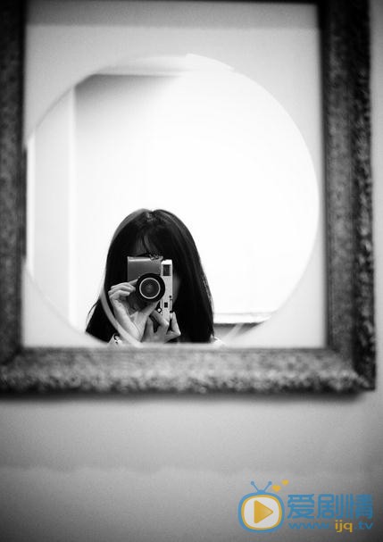 何泓姗复古街拍写真 何泓姗高清写真_何泓姗高清剧照