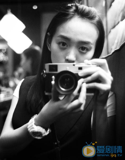 何泓姗复古街拍写真 何泓姗高清写真_何泓姗高清剧照