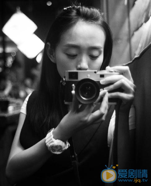 何泓姗复古街拍写真 何泓姗高清写真_何泓姗高清剧照