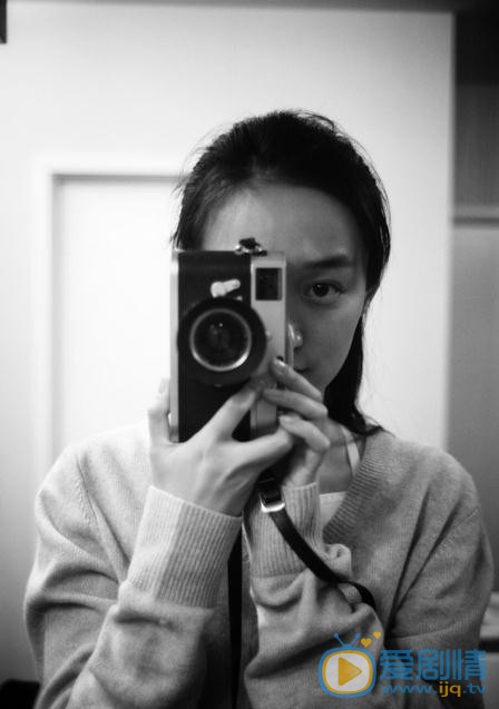何泓姗复古街拍写真 何泓姗高清写真_何泓姗高清剧照