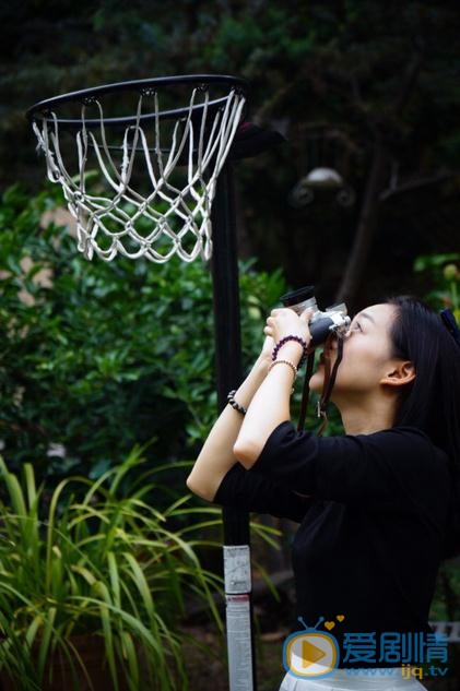 何泓姗文艺街拍写真 何泓姗高清写真_何泓姗高清剧照