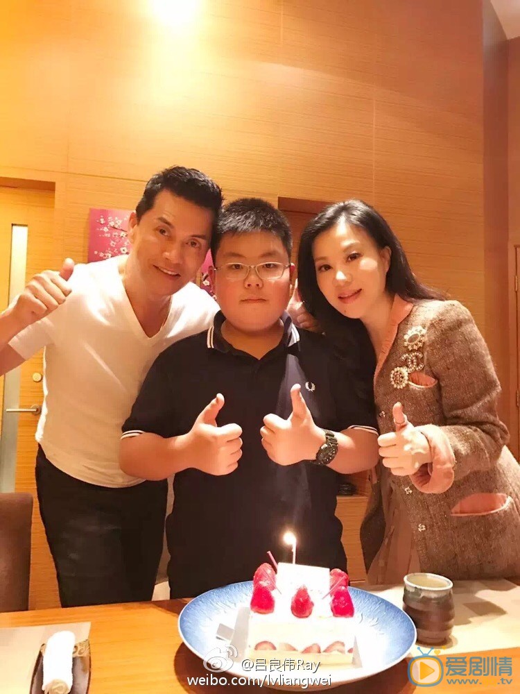吕良伟全家福 吕良伟高清写真_吕良伟高清剧照