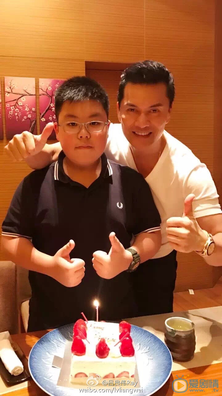 吕良伟全家福 吕良伟高清写真_吕良伟高清剧照