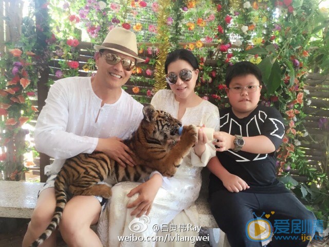 吕良伟全家福 吕良伟高清写真_吕良伟高清剧照