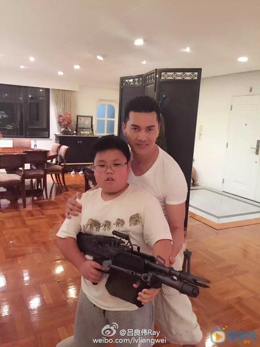 吕良伟全家福 吕良伟高清写真_吕良伟高清剧照
